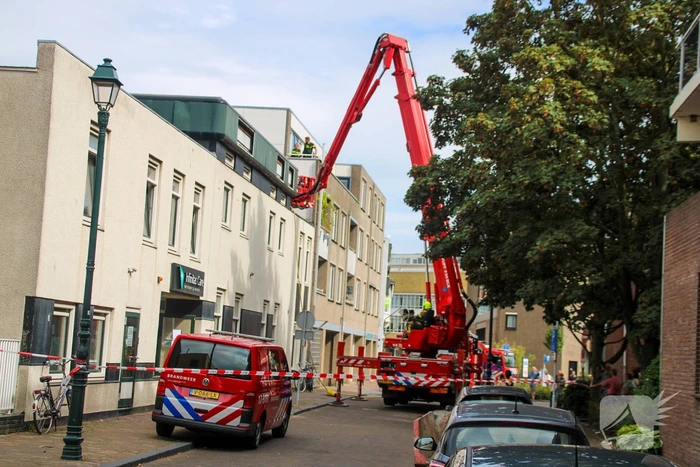 Veel rookontwikkeling bij brand op dak bij portiekwoning