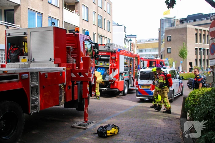 Veel rookontwikkeling bij brand op dak bij portiekwoning