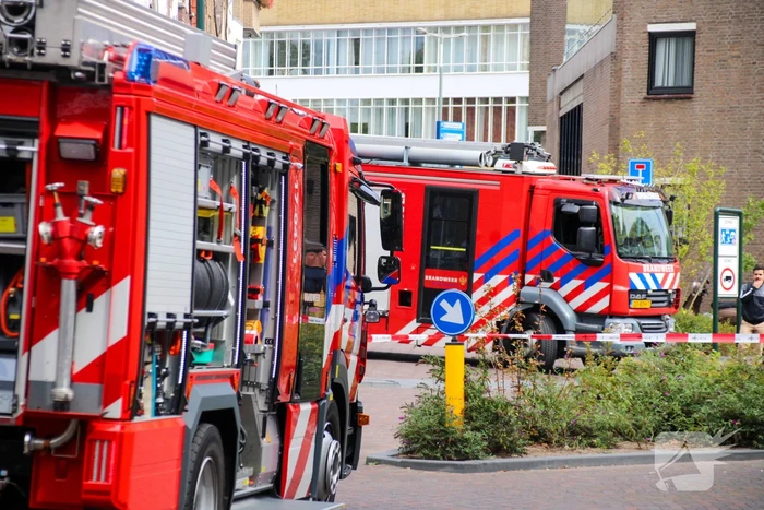 Veel rookontwikkeling bij brand op dak bij portiekwoning