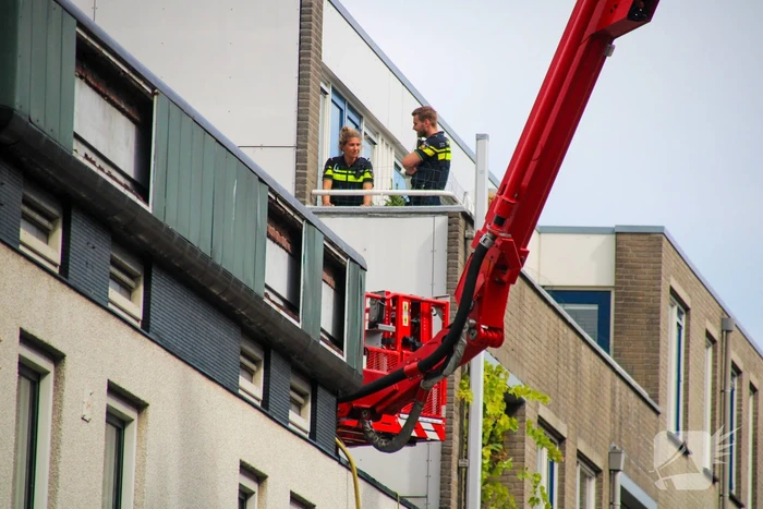 Veel rookontwikkeling bij brand op dak bij portiekwoning