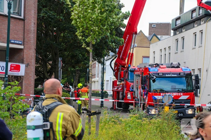 Veel rookontwikkeling bij brand op dak bij portiekwoning