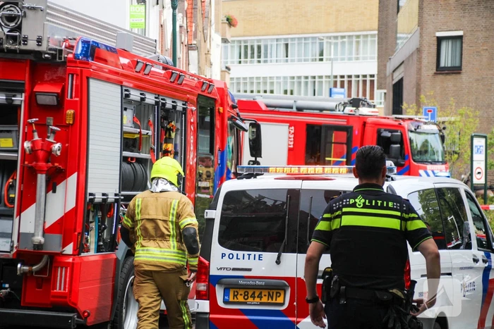 Veel rookontwikkeling bij brand op dak bij portiekwoning