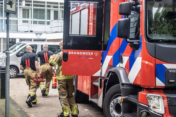 Brandende stoel op balkon veroorzaakt brandweerinzet