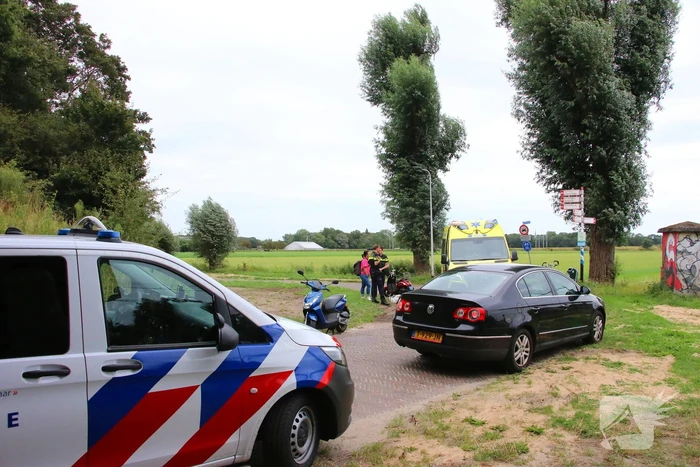 Vrouw gewond na val met scooter