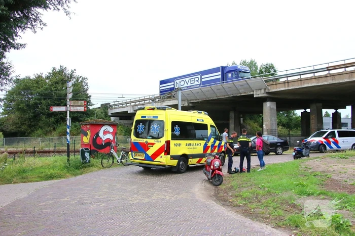 Vrouw gewond na val met scooter