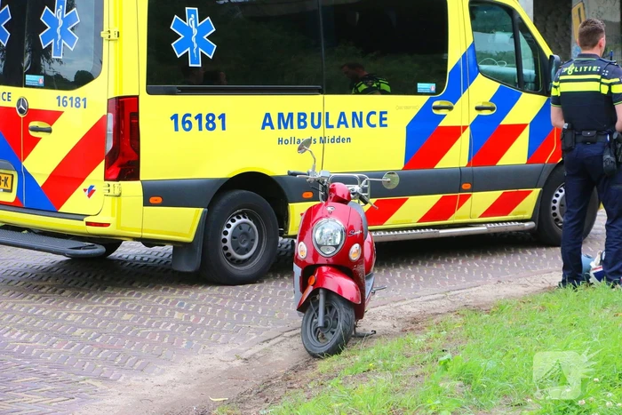 Vrouw gewond na val met scooter