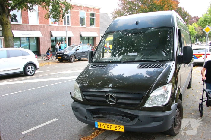 Schade na kop-staartbotsing tussen auto en bestelbus