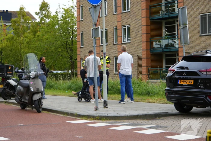 Scooterrijder komt ten val, ambulancepersoneel biedt hulp