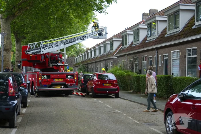 Persoon ademt rook in bij keukenbrand