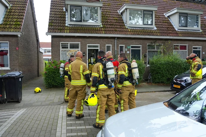 Persoon ademt rook in bij keukenbrand