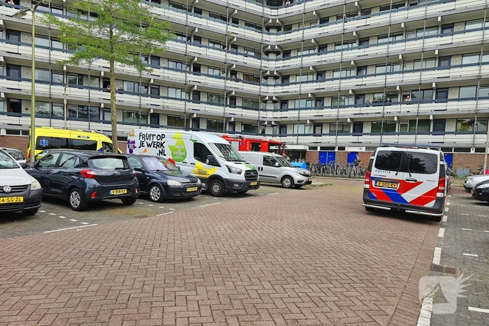 Hulpverleners halen bewoner uit woning