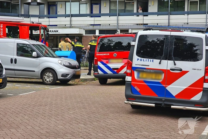 Hulpverleners halen bewoner uit woning