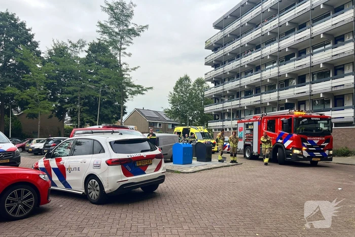 Hulpverleners halen bewoner uit woning
