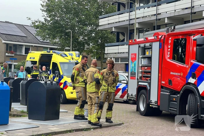 Hulpverleners halen bewoner uit woning