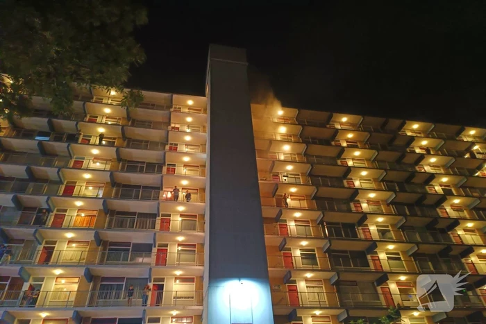 Ramen van flatgebouw gesprongen door brand