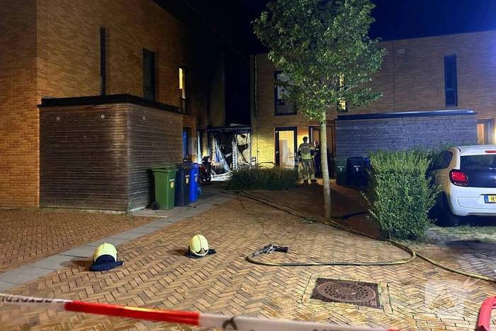 Vlammenzee verwoest schuur bij woning