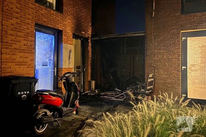 Vlammenzee verwoest schuur bij woning