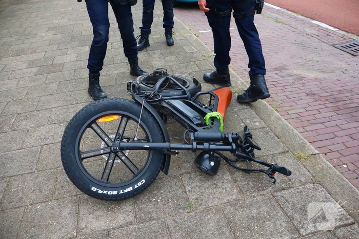 Fatbiker let niet op en klapt achterop bestelbus