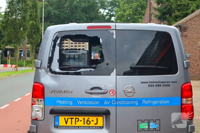 Fatbiker let niet op en klapt achterop bestelbus