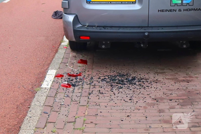 Fatbiker let niet op en klapt achterop bestelbus
