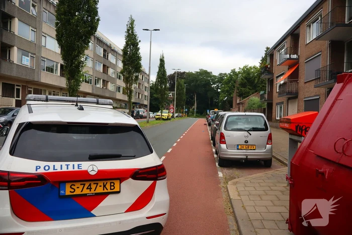 Fatbiker let niet op en klapt achterop bestelbus