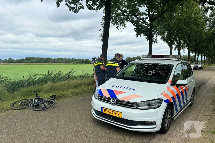 Wielrenner aangereden automobilist rijdt door