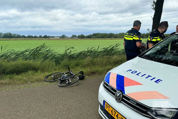 Wielrenner aangereden automobilist rijdt door