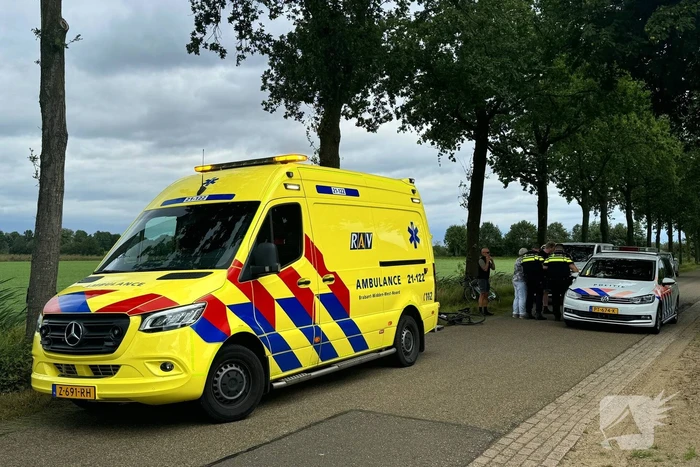 Wielrenner aangereden automobilist rijdt door