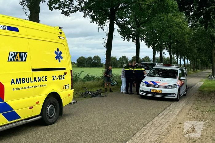 Wielrenner aangereden automobilist rijdt door