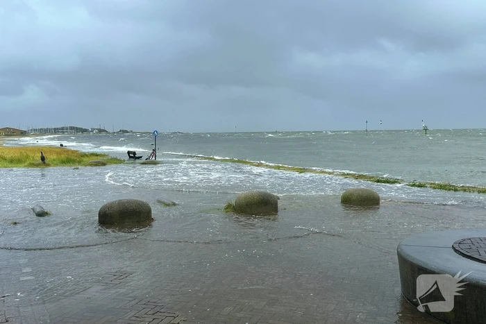 Rode vlag gehesen op strand, weercode geel afgegeven