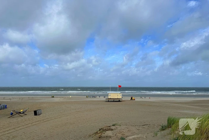 Rode vlag gehesen op strand, weercode geel afgegeven