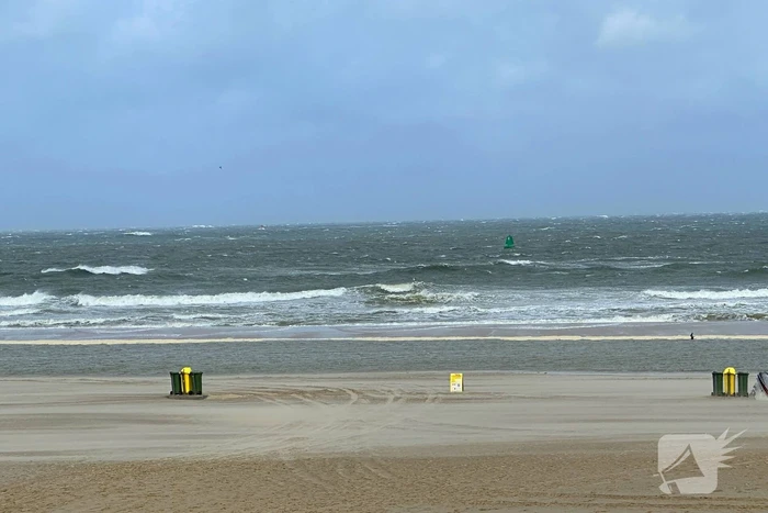 Rode vlag gehesen op strand, weercode geel afgegeven