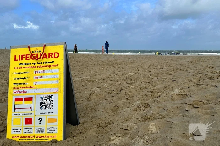 Rode vlag gehesen op strand, weercode geel afgegeven