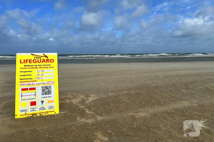 Rode vlag gehesen op strand, weercode geel afgegeven
