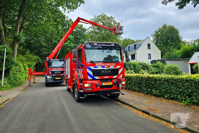 Brandweer verwijdert gevaarlijk hangende tak met hoogwerker