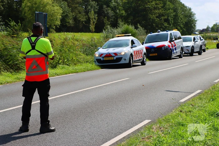 Flinke schade bij ongeval tussen dienstvoertuig en personenauto