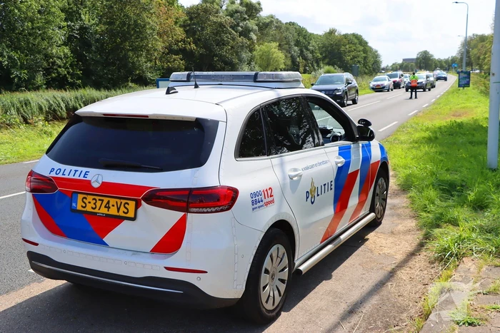 Flinke schade bij ongeval tussen dienstvoertuig en personenauto