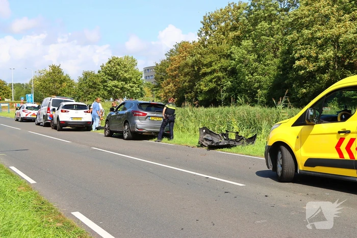Flinke schade bij ongeval tussen dienstvoertuig en personenauto