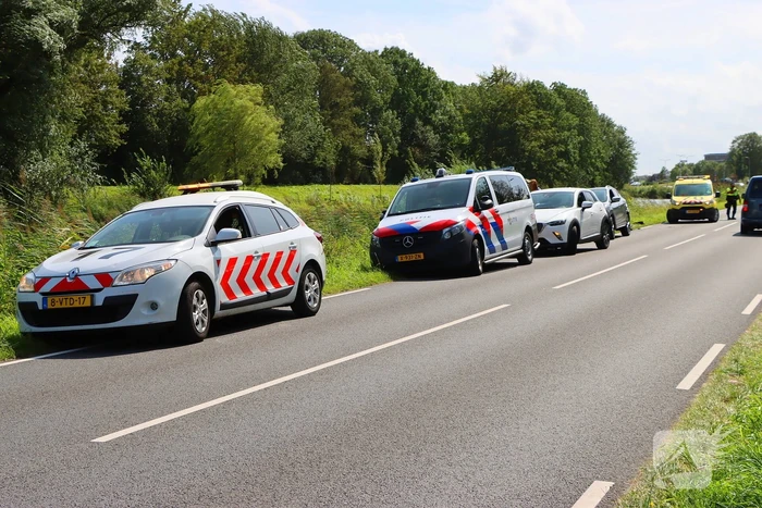Flinke schade bij ongeval tussen dienstvoertuig en personenauto