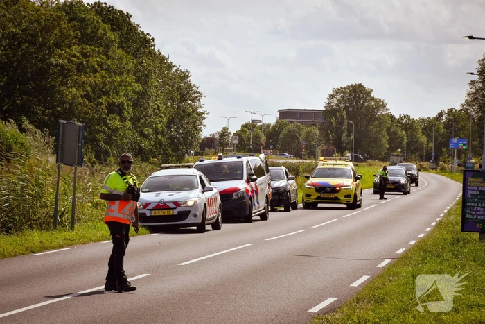 Flinke schade bij ongeval tussen dienstvoertuig en personenauto
