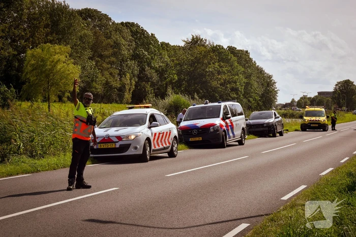 Flinke schade bij ongeval tussen dienstvoertuig en personenauto