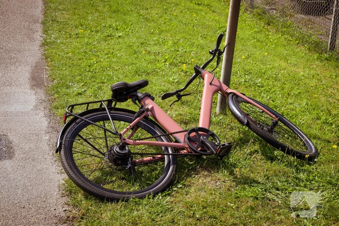 Fietser gewond bij aan met bus voor personen vervoer
