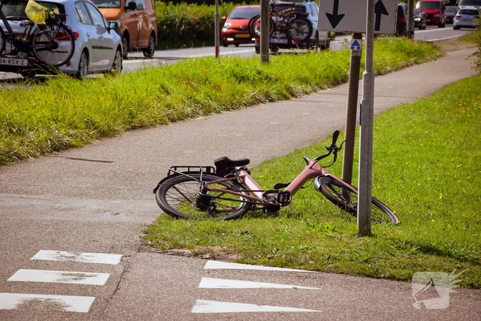 Fietser gewond bij aan met bus voor personen vervoer