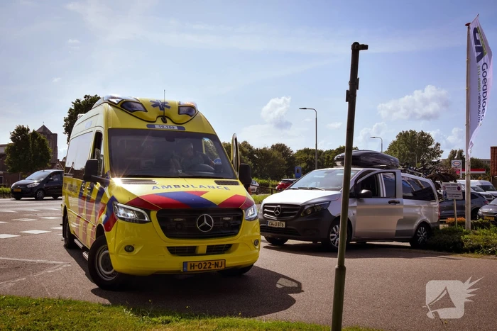 Fietser gewond bij aan met bus voor personen vervoer