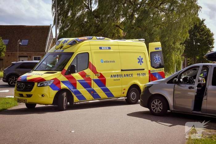 Fietser gewond bij aan met bus voor personen vervoer