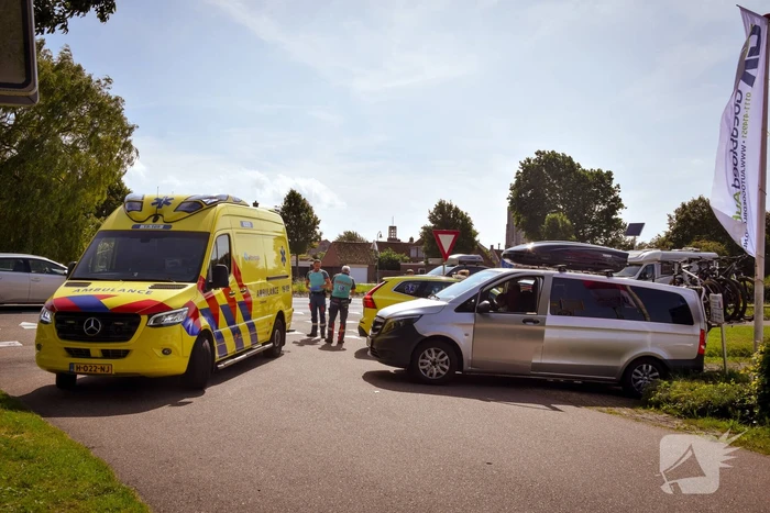 Fietser gewond bij aan met bus voor personen vervoer