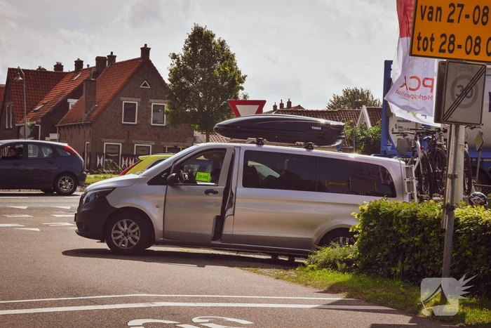 Fietser gewond bij aan met bus voor personen vervoer