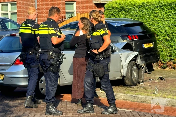 Automobilist botst op stilstaande auto