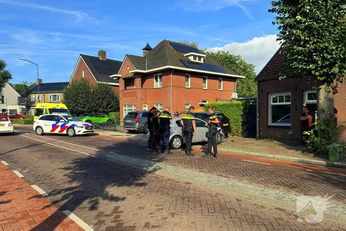 Automobilist botst op stilstaande auto