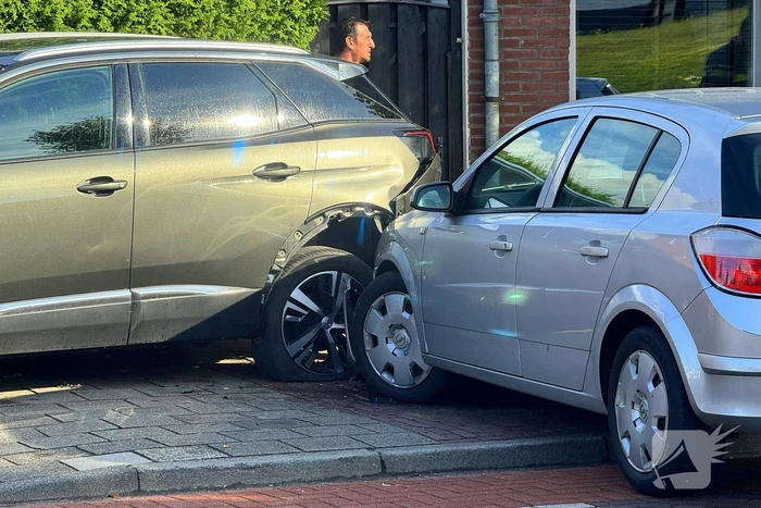 Automobilist botst op stilstaande auto